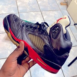 Jo
AIR JORDAN 5 RETRO 'SATIN BRED